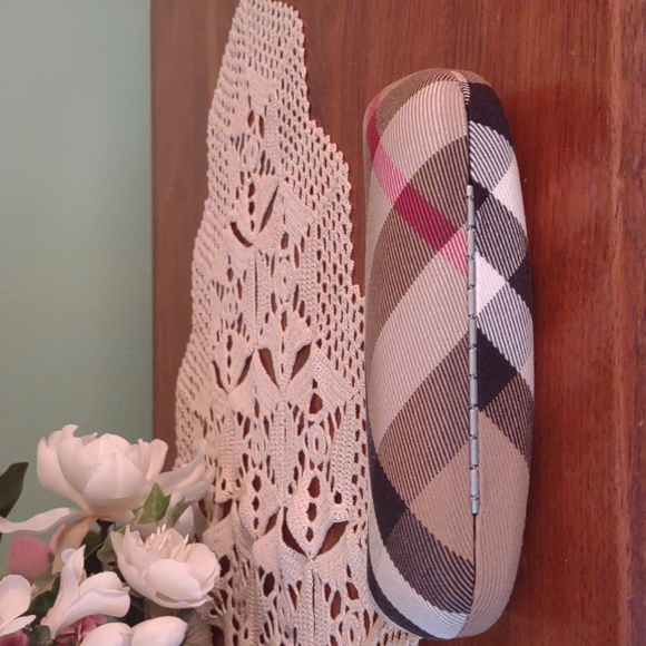 Burberry Nova Check Sunglass Case - Picture 3 of 7